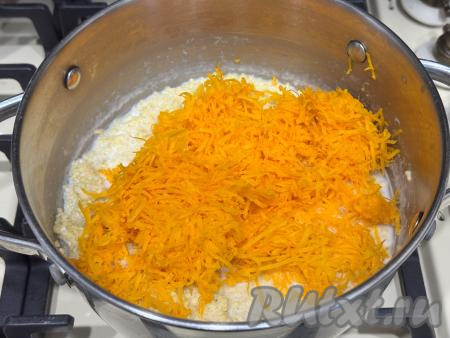 Пока варится пшено, нужно 100 грамм тыквы, очищенной от кожуры, волокон и семечек, натереть на мелкой тёрке. После того как пшено с момента закипания молока и воды проварится 15 минут, в кастрюлю добавить натёртую тыкву, перемешать получившуюся тыквенно-пшённую кашу. Варить на небольшом огне 15 минут, иногда перемешивая.