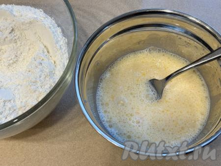 Перемешать молочно-ячиную смесь вилкой до однородности. 