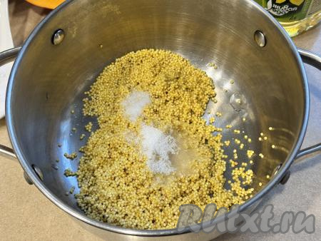 Прежде всего займёмся начинкой из пшена и тыквы для кыстыбыя. Пшено нужно всыпать в сито, хорошо промыть проточной водой. Затем можно обдать промытую крупу кипятком, чтобы пшено не горчило. Лишней воде дать стечь. Подготовленное пшено выложить в кастрюлю, добавить соль и сахар. 