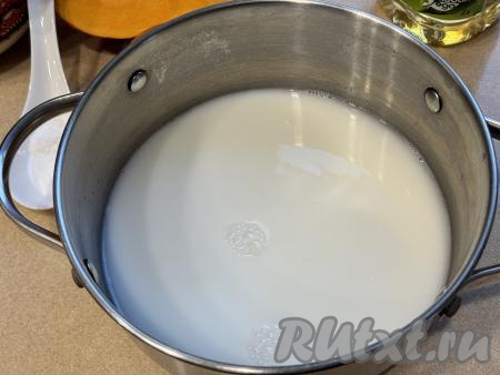 Залить пшено молоком и водой, поставить кастрюлю на огонь, перемешать. 