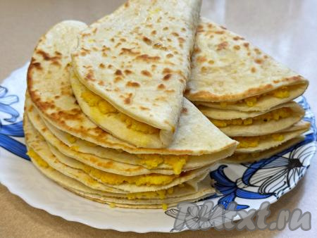 Постепенно пожарить все лепёшки, сформировать из них кыстыбыи с начинкой из тыквы и пшена, не забывая щедро смазывать их сливочным маслом с двух сторон. 