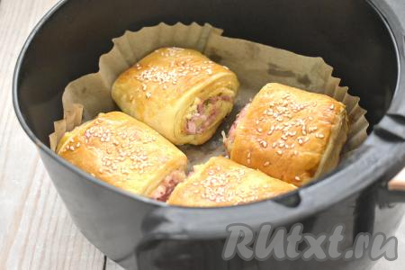 Включаем аэрогриль на 160 градусов. Время устанавливаем на 15-20 минут. В середине выпечки слойки нужно перевернуть. У меня аэрогриль мощностью 1400 Ватт. Я готовила слойки 20 минут, переворачивала через 10 минут с начала выпечки. Слоёное тесто должно подрумяниться в процессе выпечки.