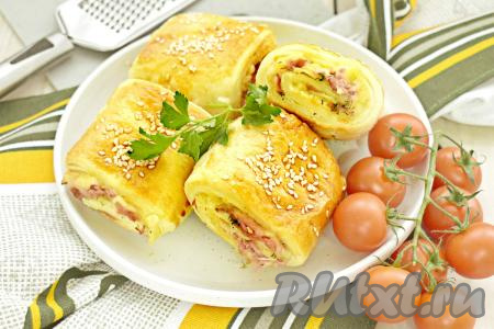 Аппетитные слойки с колбасой и сыром достаём из аэрогриля, даём немного остыть и подаём к чаю или в качестве перекуса в течение дня. Вкусно, просто и сытно, попробуйте!