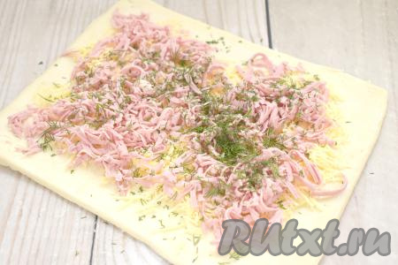 Зелень (у меня - укроп), если будете использовать, моем, обсушиваем, нарезаем и равномерно раскладываем поверх колбасы.