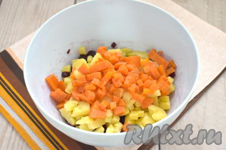 Варёную морковку тоже очищаем, нарезаем на маленькие кубики и добавляем в салат со свеклой и картошкой.