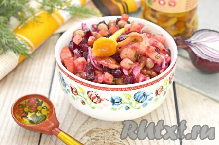 Аппетитный, ароматный, насыщенный и очень вкусный винегрет, приготовленный с маринованными опятами, подаём к столу.