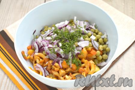 Лук очищаем, нарезаем на тонкие четверть кольца (или мелко). Зелень (у меня - укроп), если будете добавлять, моем, обсушиваем, нарезаем мелко. Нарезанные лук и зелень тоже выкладываем в салатник.