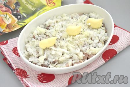 Поверх селёдки равномерно раскладываем очищенный и мелко нарезанный лук, смазываем майонезом.