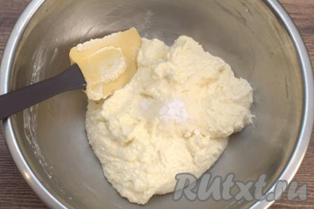 Затем всыпать соду, вмешать её в творожную массу.