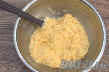 Вмешать муку в тесто для запеканки. Далее подсыпать оставшуюся муку в тесто по половине столовой ложки, тщательно вмешивая её. Итоговое тесто для творожно-тыквенной запеканки должно напоминать достаточно густую сметану. Как только добились такой густоты теста, значит больше не нужно добавлять муку.