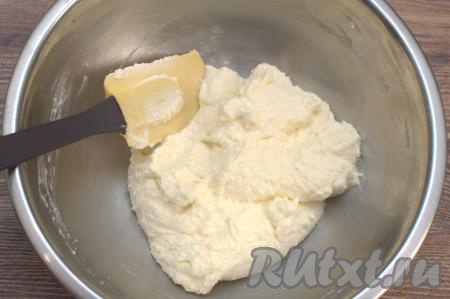 Размять творог с яйцами и сахаром до однородности лопаткой (или столовой ложкой). Если творог у вас крупиньчатый, тогда можно пробить творог с яйцами и сахаром погружным блендером, чтобы масса стала однородной.