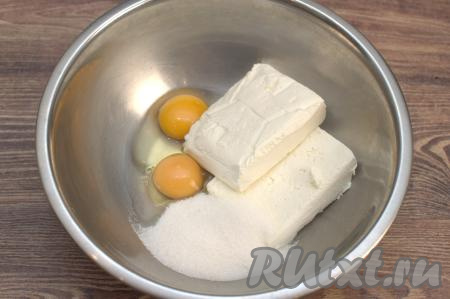 В миску выложить яйца, сахар и творог.