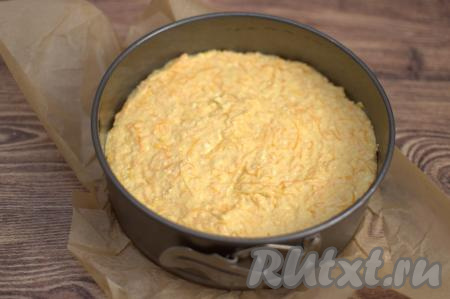 Дно формы для выпечки (у меня форма диаметром 18 сантиметров) застелить пергаментом. Смазать бока формы растительным маслом. Выложить в форму творожно-тыквенное тесто, разровнять.