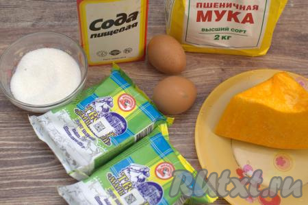 Подготовить продукты для приготовления творожной запеканки с тыквой без манки. Тыкву очистить от кожуры, удалить волокна с семечками. Нам потребуется 230 грамм очищенной тыквы. Творог лучше брать жирностью не менее 5%.