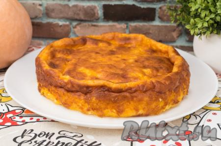 Готовую запеканку достать из духовки, немного остудить и вынуть из формы. Дать ей немного остыть, а затем можно нарезать на кусочки и подавать к столу. Эта выпечка хороша на вкус и тёплой, и полностью остывшей.