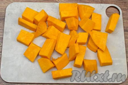 Тыкву очистить от кожуры и волокон с семечками. Нарезать мякоть тыквы на кубики, которые должны быть примерно в два раза крупнее, чем батат. Если вы нарежете батат и тыкву на кубики одинакового размера, тогда велика вероятность, что тыква уже будет готова (станет достаточно мягкой), а батат будет ещё твердоват.