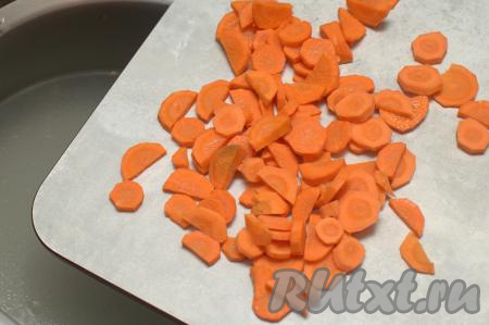 После того как мясо сварится, убрать кастрюлю с огня. Достать мясо из бульона, выложить на тарелку, дать слегка остыть. Если необходимо, процедить бульон, после этого вернуть его в кастрюлю. Поставить кастрюлю с мясным бульоном на достаточно сильный огонь, довести до кипения. Пока закипает бульон, нужно очистить морковку и картошку. Очищенную морковку нарезать на тонкие кружочки или полукружочки. В закипевший бульон выложить нарезанную морковь.