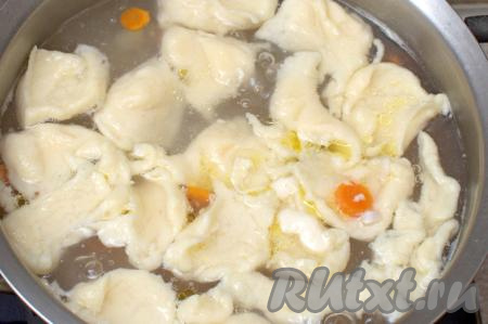 Постепенно отсадить всё тесто, сформировав вот такие клёцки. Дать супу закипеть, уменьшить огонь. Клёцки практически сразу всплывут, накрыть кастрюлю крышкой и варить суп 7-8 минут.