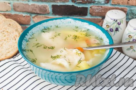 При подаче я в каждую тарелку добавляю свежую зелень. Клёцки, замешанные на сметане, получаются воздушными, нежными, просто тающими во рту. Они хорошо держат форму, поэтому суп с ними получается очень аппетитным. Вкусно и сытно, советую приготовить!