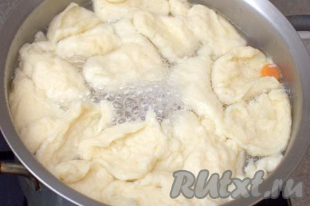 Клёцки значительно увеличатся в объёме. Убрать кастрюлю с огня и можно разливать блюдо по тарелкам.