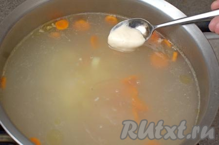 Затем набирать по чайной ложке теста и сразу окунать ложку в суп. Тесто будет легко отделяться.