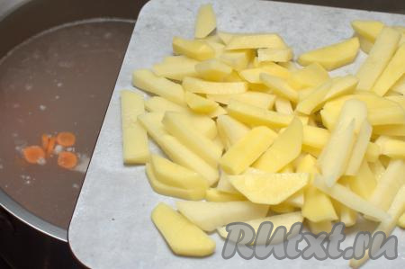Сразу же добавить в кастрюлю картошку, нарезанную на средние брусочки.