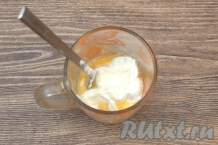 Добавить в кружку сметану.