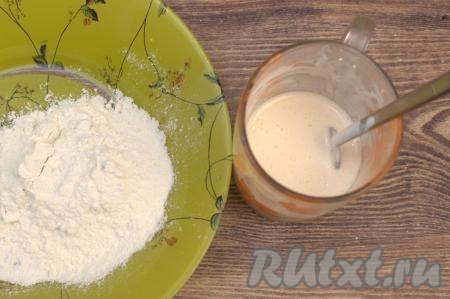 Смешать до однородности сметану и яйцо. Затем начать добавлять в кружку муку по половине столовой ложки, каждый раз хорошо вмешивая муку вилкой.