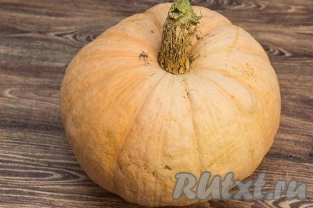 Вот такая четырёхкилограммовая тыква у меня уродилась на участке.