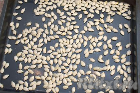 Отправить семечки ещё на 10 минут в духовку. Затем снова противень достать и перемешать семечки. К этому времени семечки уже немного подсохнут и будут легко переворачиваться и перемешиваться.