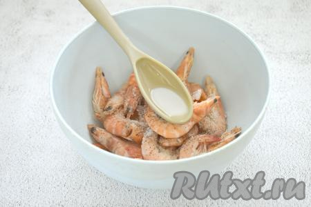 Сюда же вливаем растительное масло.