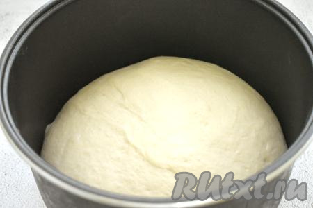 Миску с замешанным тестом накрываем полотенцем и ставим в тёплое место на 1 час (тесто должно хорошо подняться, увеличившись в объёме в 2-3 раза). Можно для подъёма теста использовать мультиварку, выставив режим «Мультиповар» на 35 градусов на 1 час. Вот так поднялось у меня дрожжевое тесто для беляшей через час.