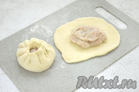 Каждый кусочек теста на присыпанной мукой поверхности раскатываем в лепёшку диаметром 12-13 сантиметров. В центр каждой лепёшки выкладываем 1 полную столовую ложку начинки из куриного фарша. Поднимаем края лепёшки над начинкой и скрепляем «складочками», оставляя серединку открытой, формируя беляш, как на фото. Постепенно формируем все беляши.