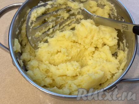 Ещё раз размять картошку до получения пюре, попробовать на вкус, если нужно, досолить, после этого начинка для кыстыбыя из лаваша будет готова. 