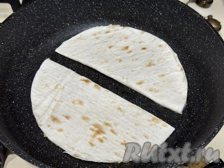 Сковороду, не смазывая растительным маслом, хорошо разогреть, уменьшить огонь до среднего, выложить 2 кыстыбыя. 