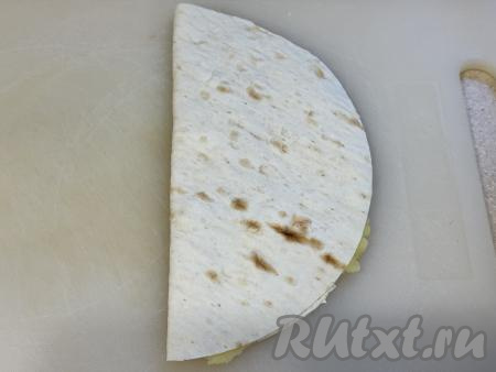 Чистой стороной лаваша накрыть сторону с начинкой, слегка прижать. Аналогично сформировать 7 кыстыбыев из лаваша с начинкой из картошки.