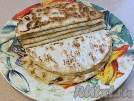 Кыстыбыи с картошкой, смазанные маслом, выложить на тарелку. Постепенно обжарить на сковороде и щедро смазать маслом все 7 кыстыбыев из лаваша.