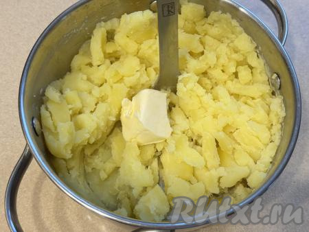 Размять толкушкой картошку в пюре, добавить грамм 30 сливочного масла. 
