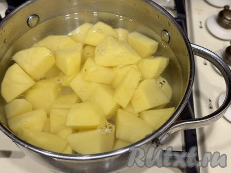 Залить картошку водой, немного посолить и поставить на огонь. 