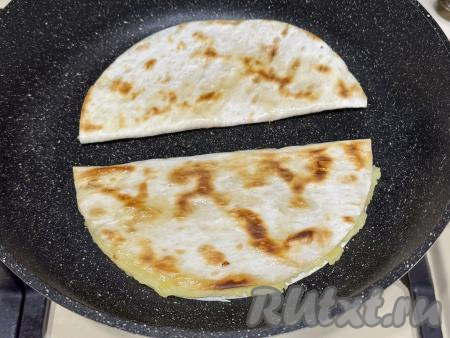 Жарить кыстыбыи с двух сторон до золотистого цвета лаваша. 