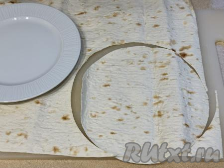 Расстелить лаваш на рабочей поверхности, вырезать одинаковые круги диаметром ориентировочно 15 сантиметров. Я с помощью тарелки диаметром 15 сантиметров вырезала из лаваша 7 кругов. 