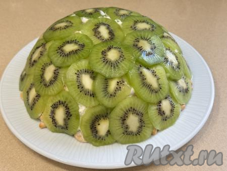 Перевернуть торт на плоскую тарелку, аккуратно убрать миску вместе с плёнкой. 