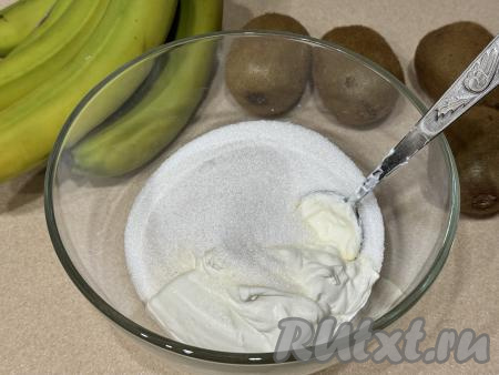 Для приготовления крема нужно в достаточно глубокой миске соединить сметану и сахар. Перемешать до однородности и сметанный крем для торта будет готов. 