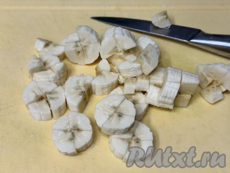 Банан почистить, нарезать на средние кубики (я нарезала бананы на кружочки, а затем каждый кружок разрезала на 4 части).