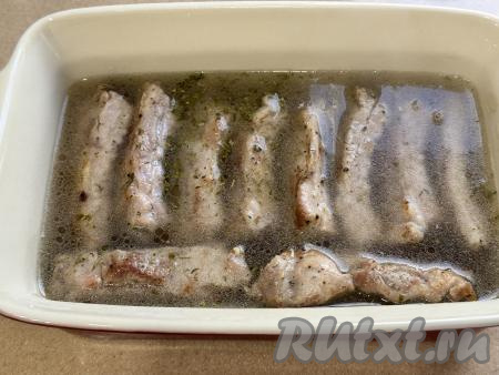 Влить в форму 400 миллилитров воды комнатной температуры. 