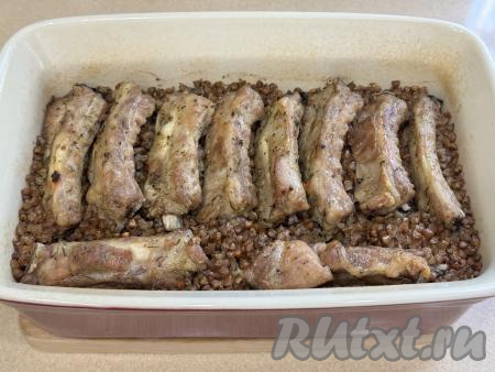 Готовить свиные рёбрышки с гречкой в духовке 1 час.