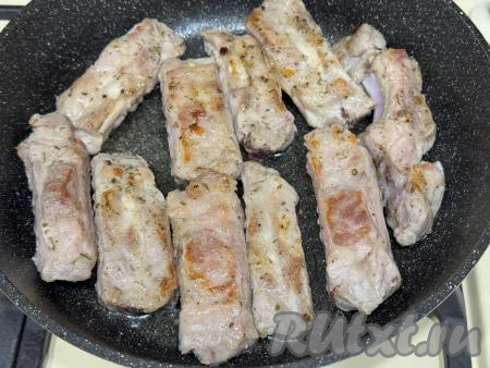 Обжарить рёбра на среднем огне с двух сторон в течение 15 минут (до золотистого цвета мяса). 