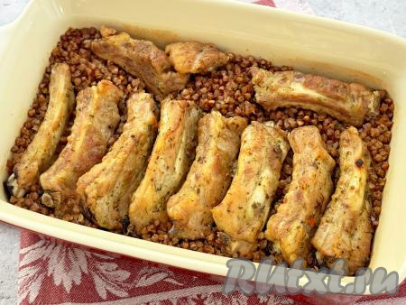 Свиные рёбрышки с гречкой в духовке