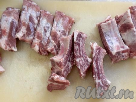 Разрезать ребрышки на порционные кусочки. 