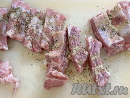 Присыпать рёбрышки солью, специями. Хорошо перемешать рёбра, втирая в них соль и специи со всех сторон. 